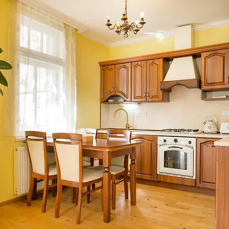 Emausy Apartment